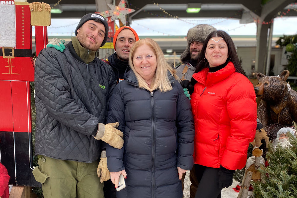 La famille Bono derrière Sapin Chez Michel
